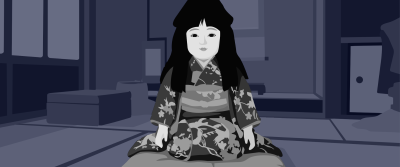 Eine Puppe mit weiß geschminktem Gesicht und langen schwarzen Haaren sitzt in Kimono auf einem Kissen; im Hintergrund ein traditioneller japanischer Raum mit Schiebetüren und Fensterläden.