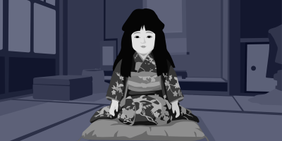 Eine Puppe mit weiß geschminktem Gesicht und langen schwarzen Haaren sitzt in Kimono auf einem Kissen; im Hintergrund ein traditioneller japanischer Raum mit Schiebetüren und Fensterläden.
