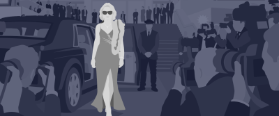 Eine blonde Frau im eleganten Abendkleid mit Sonnenbrille geht neben einer dunklen Limousine über einen roten Teppich, umringt von Pressefotografen.