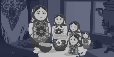 Fünf russische Matrjoschka-Puppen in abnehmender Größe stehen nebeneinander auf einem weißen Tuch; im Hintergrund ein Samowar.