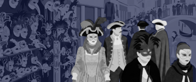 Menschen in historischen venezianischen Karnevalskostümen und -masken; links eine Wand voller Masken, dahinter ein Kanal mit Brücke.