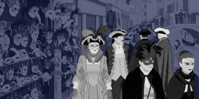 Menschen in historischen venezianischen Karnevalskostümen und -masken; links eine Wand voller Masken, dahinter ein Kanal mit Brücke.