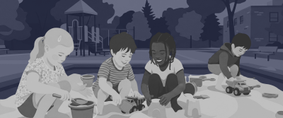 Vier Kinder hocken in einem Sandkasten auf einem Spielplatz und bauen mit Eimern, Schaufeln und Spielzeuglastern Sandburgen.