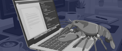 Ein großer Hummer sitzt auf der Tastatur eines aufgeklappten Laptops, dessen Bildschirm ein Textdokument und Programmcode zeigt; daneben Kaffeetasse und Notizbuch.