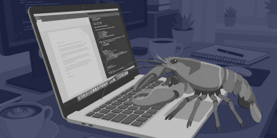 Ein großer Hummer sitzt auf der Tastatur eines aufgeklappten Laptops, dessen Bildschirm ein Textdokument und Programmcode zeigt; daneben Kaffeetasse und Notizbuch.