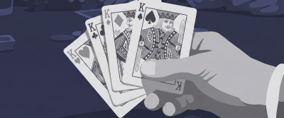 Eine Hand hält vier aufgefächerte Königskarten (Herz, Kreuz, Karo, Pik) über einem Spieltisch mit Chips.