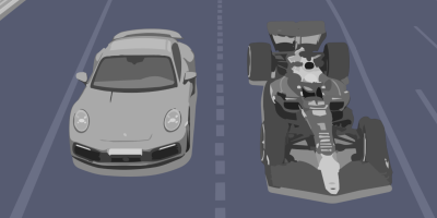 Zwei Fahrzeuge stehen von vorn gesehen nebeneinander auf einer durch eine gestrichelte Linie geteilten Fahrbahn, links ein silberner Sportwagen, rechts ein Formel-1-Rennwagen.
