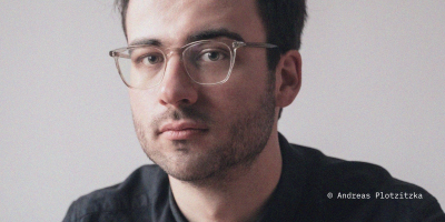 Frontalaufnahme eines Mannes mit Brille